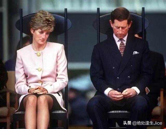 72岁卡米拉依旧受宠！头顶戴安娜的珍珠泪王冠，得意笑容藏不住