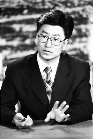 白岩松：曾患有严重抑郁，坐地铁无人识，如今52岁成了这样