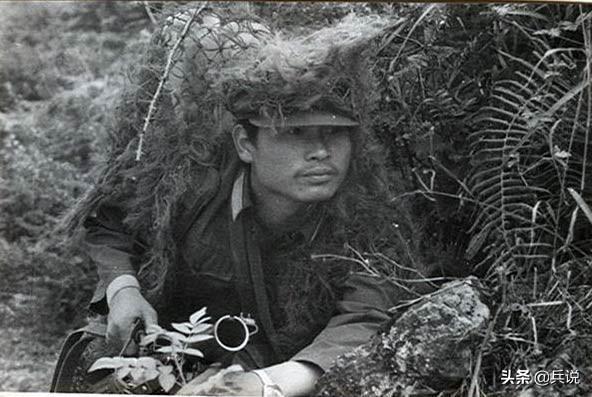 出境潜伏30小时，来了3名越军，最前面的是女兵