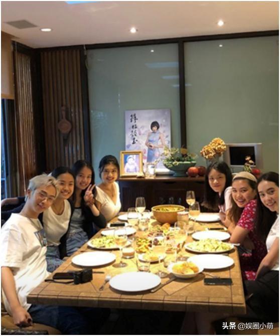 伊能静儿子和六位闺蜜吃饭，生活照喜欢穿裙子
