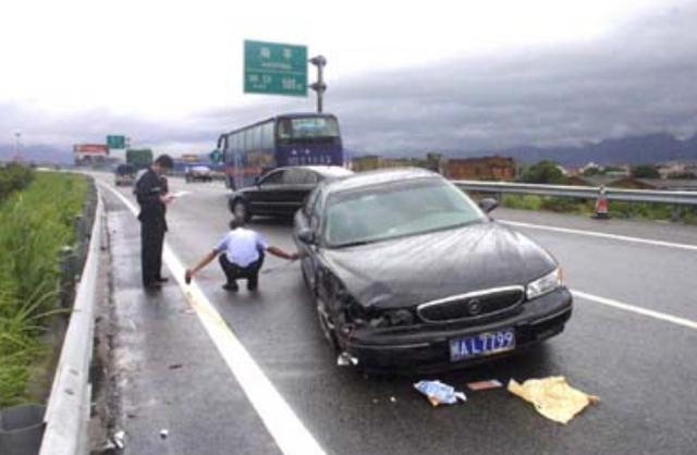 高速行车，前方车辆紧急刹车，自己该撞上去还