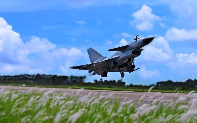 央视透露新消息：歼10将出现重大升级，下一个型号只能是歼10D