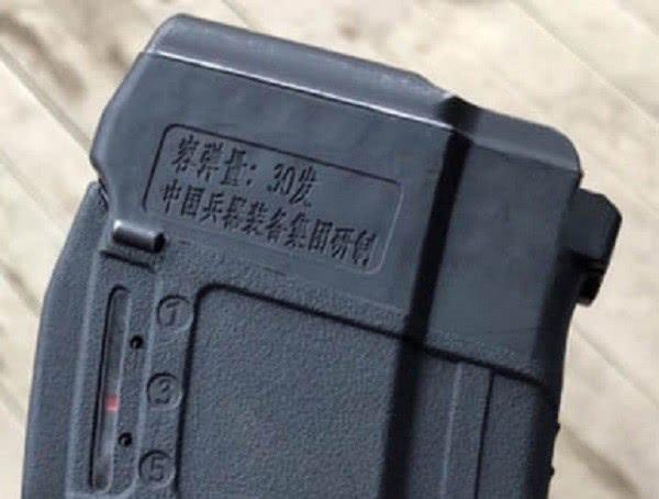 终于等到这一天 我军新一代自动步枪配透明聚合物弹匣惊艳亮相