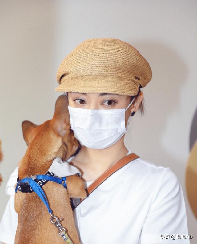 孙俪是画室年龄最大的学员，等等小花妹妹是同学，母子三人同框学