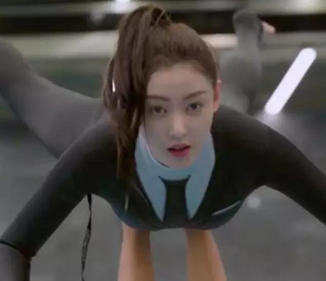 有种“独特”叫张天爱的西装泳衣，浮出水面后“惊艳”了！