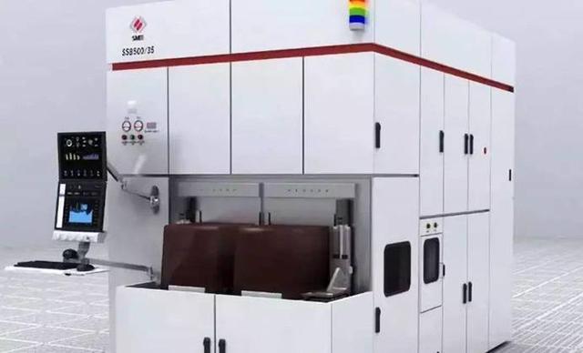 首台光刻机成功交付，打破西方长期垄断，国产光刻机迎来重大突破