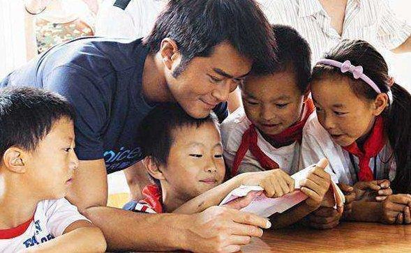 古天乐遭女子举牌求恩：借我一百万救父亲，不借死了算了