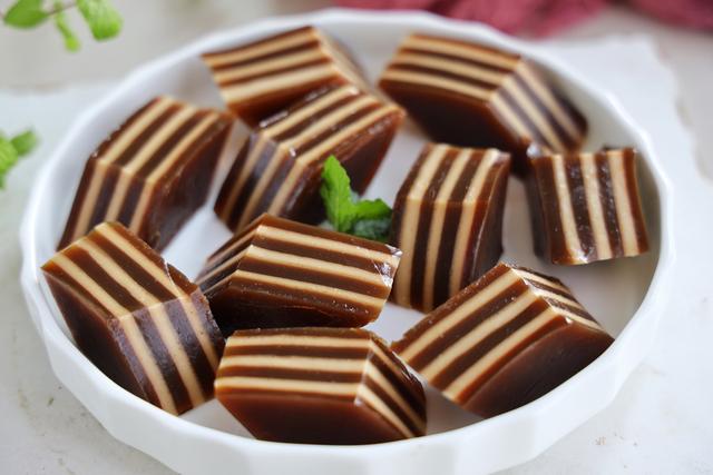 伏天最受欢迎的甜品，好吃更好做，口感冰冰凉凉，Q弹有嚼劲