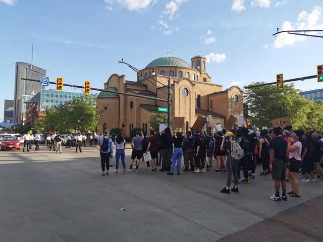 “我在美国亲历两次暴乱，身后是催泪瓦斯和橡