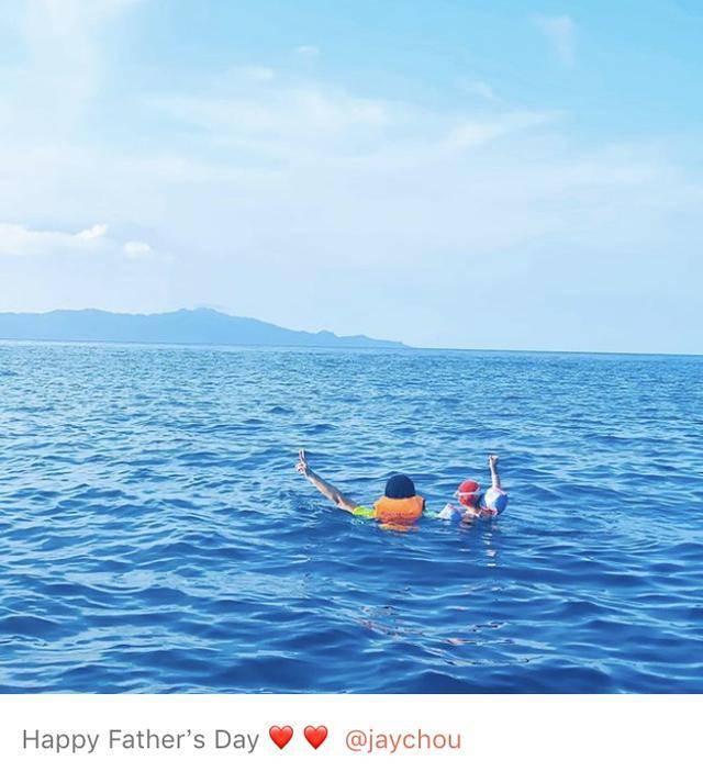 昆凌晒照周杰伦带女儿游泳，海中比剪刀手，满