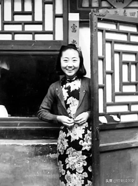 民国老照片:身穿旗袍的北京美女。