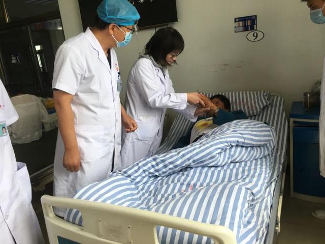中医药健康扶贫国家中医医疗队到州中医医院开展巡回医疗活动纪实（二）