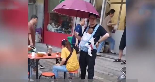 吃面|妻子雨中吃面丈夫身旁打伞 真正的爱情永远让人热泪盈眶