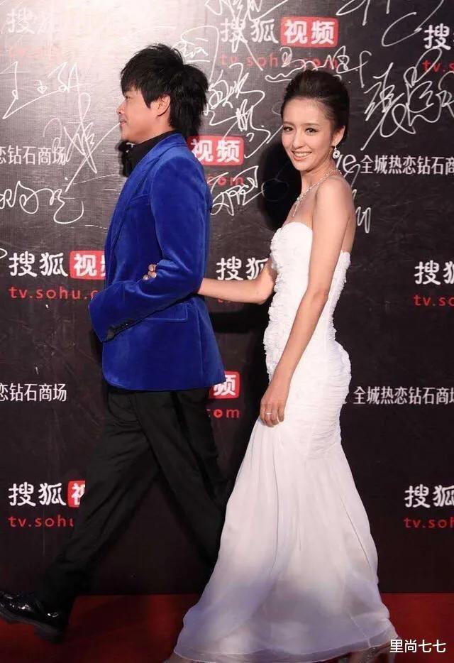 佟丽娅挽手老公现身，陈思诚大步前行不体贴，