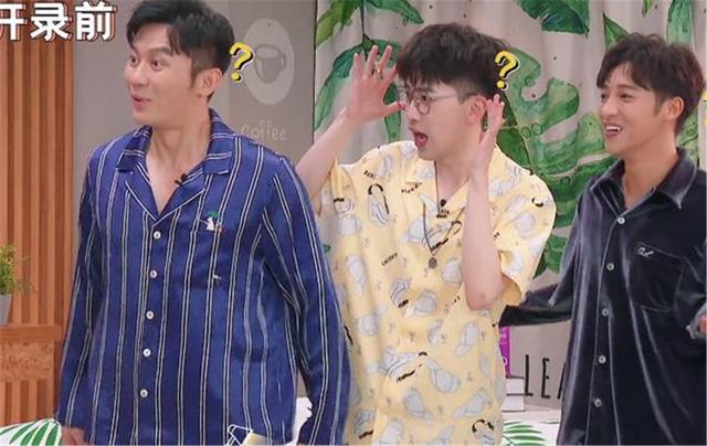 无意与郑爽情侣睡衣，李晨表情永远那么浮夸，