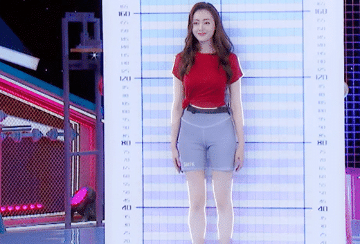 张天爱综艺上大胆测“三围”，当镜头拉近后，