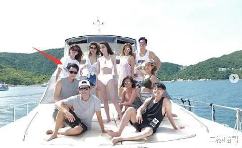 与杨幂离婚后刘恺威逐渐放开，现身游艇派对与多名比基尼美女合影