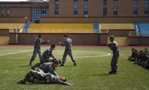 特种兵和格斗高手比较，谁会占据上风？退伍老