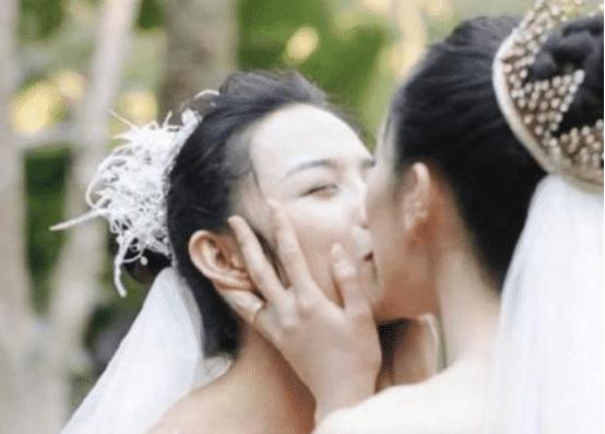 61岁的杨丽萍不吃肉不生育，如今仍然肤白貌美，