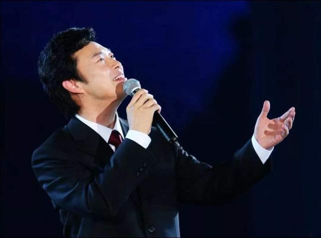 他是《一剪梅》作曲且原唱，被称为“音乐奇才