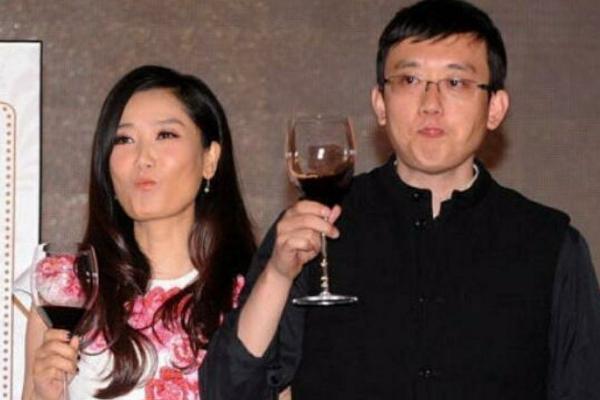 护送|火箭少女护送Yamy 火箭少女成员陪同上车戴口罩面露失落