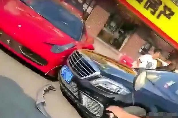 200万奔驰撞上450万法拉利，车主见面递烟，这是