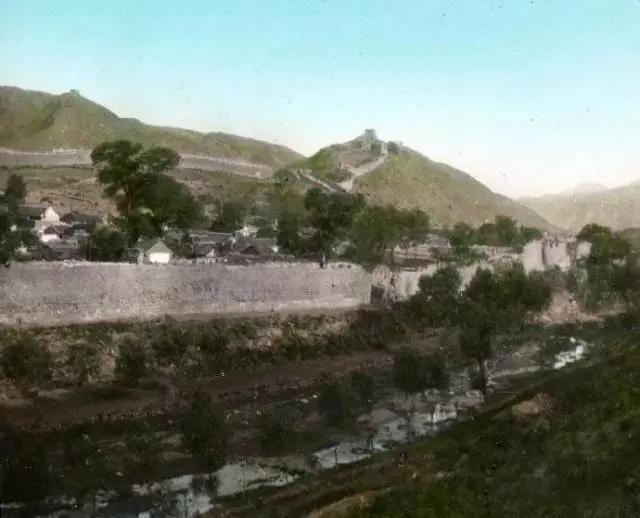 老照片：英国探险家清末拍摄的万里长城，好残破凄凉