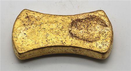 山西农民除草发现一箱价值2000万的黄金，上交后