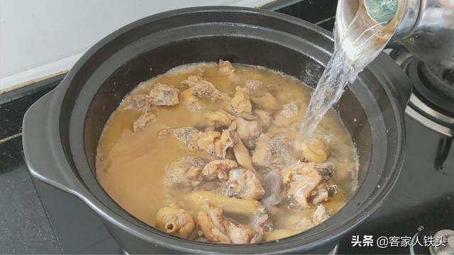 客家人吃鸡很有一套，不煎不炸加1斤花甲，出锅3斤鸡肉带汁吃光光