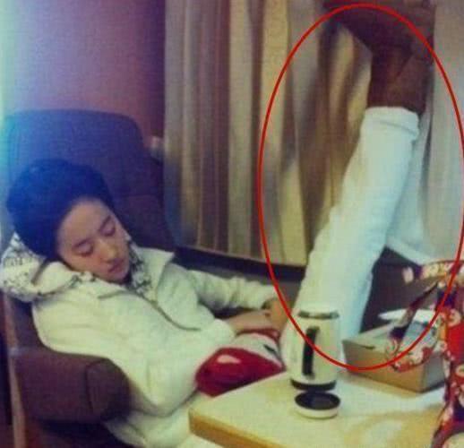 明星睡姿被偷拍，杨洋侧颜养眼，baby毁形象，热巴真的吓到我了！