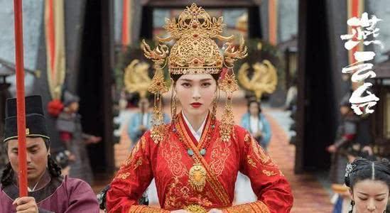 何超莲送别赌王后首更新动态，曝光窦骁入住三太豪宅同居“试婚”