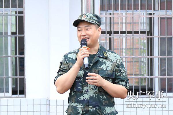 大型追星现场！小学生围着武警叔叔要签名