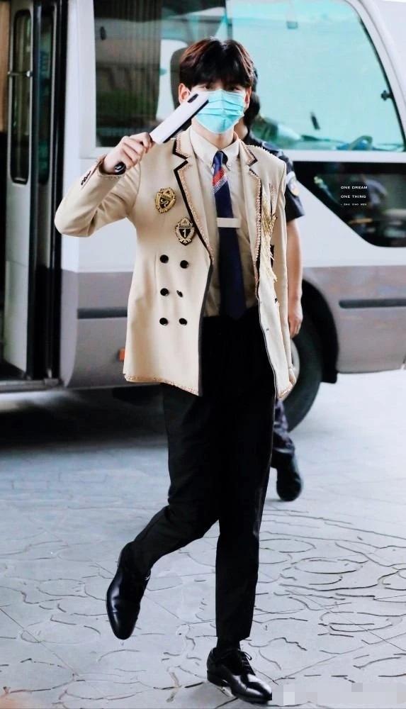 Baby带“菜刀”现身机场？提裙子时将“菜刀”别