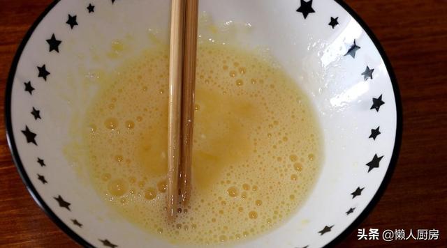 家里香蕉太多，吃不完怎么办？配上面包片做成早餐，家人都说好吃