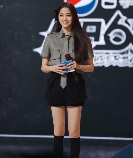 欧阳娜娜终于知道秀腿了aj搭配半腿袜显出肉肉腿太真实