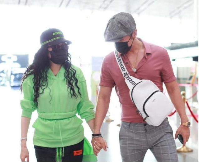 50岁钟丽缇换发型！新发型穿绿色卫衣配短裙，减