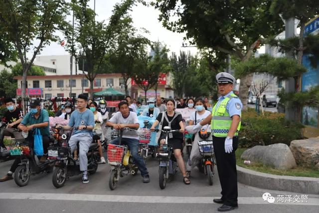 “我走得好好的，你凭什么拦我？”菏泽一市民“怒怼”执勤交警