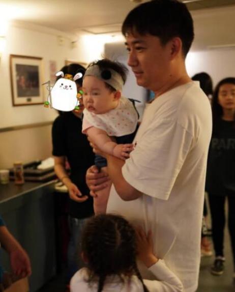 “坐拥双妻”谭咏麟，30年原配被抛弃，朱咏婷：