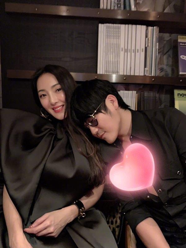 曹格41岁生日，一双儿女献吻温馨有爱，Joe和Grace染金发潮范十足