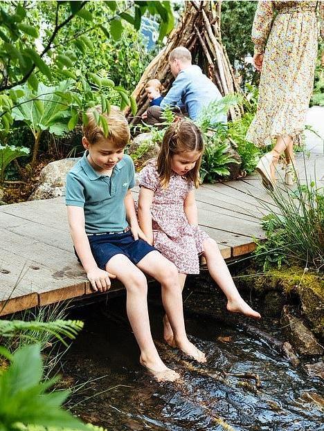 乔治王储长大了一岁，褪去婴儿肥变英俊小少年，眉眼间像凯特王妃