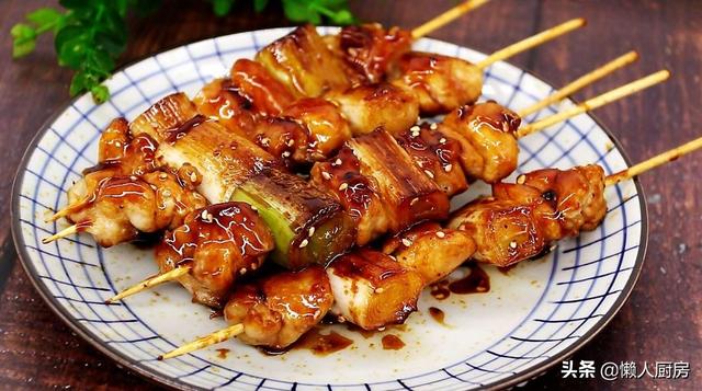 不用油炸不用烤，这是日式鸡肉串的做法，配上大葱一起吃，太香了