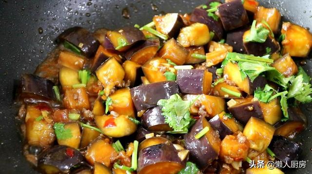 先蒸后炒，这样做出来的茄子不吸油，配上牛肉末一起炒，下饭好吃