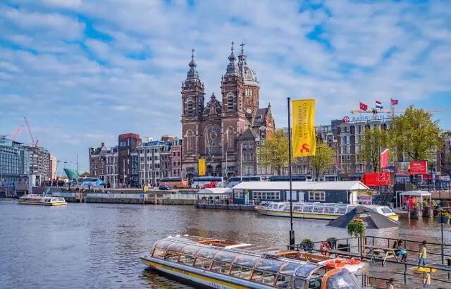 荷兰：蹦迪可以，但必须坐在椅子上，有欧洲最