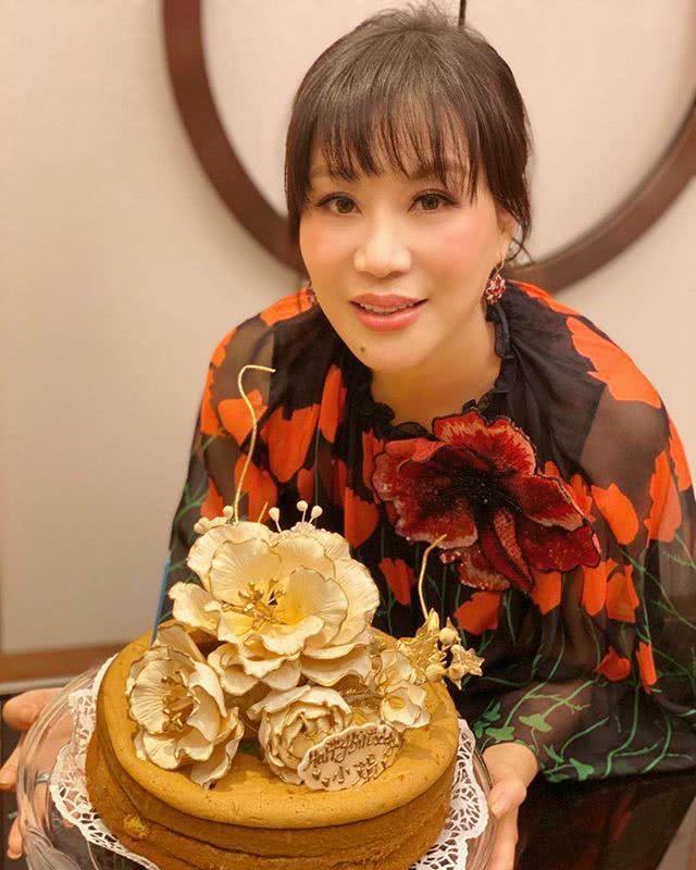 刘嘉玲豪宅中宴请吕良伟太太，被称为是贵妇太