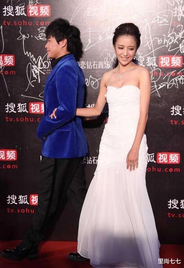 佟丽娅挽手老公现身，陈思诚大步前行不体贴，