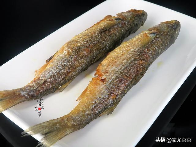 不管煎什么鱼，直接下油锅是不对的！煎鱼不破皮不粘锅，有诀窍