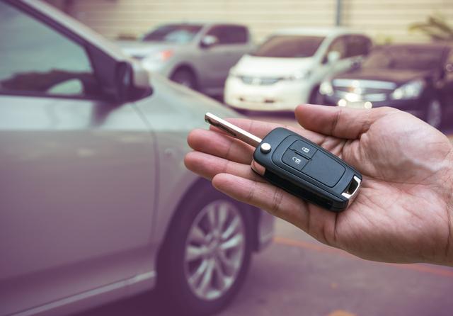 拿着保安递给的车钥匙，一脚油门将自己“开”