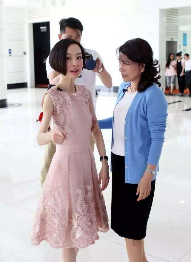 董明珠也是爱美之人，让鲁豫评价自己衣裙，知道价格后真是惭愧