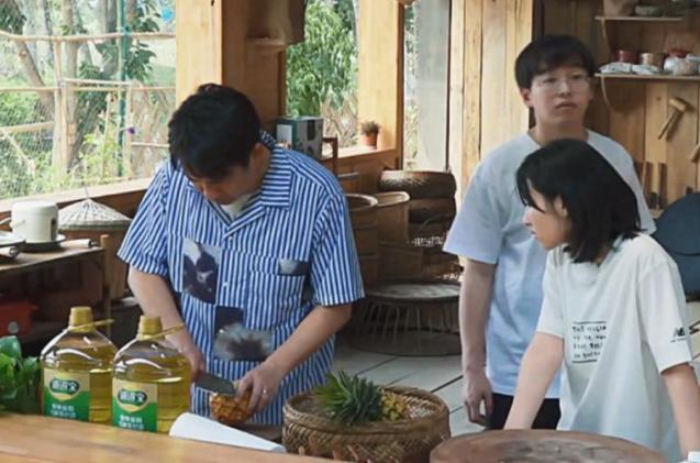 《向往4》黃磊切菠蘿上熱搜，看清桌上的水果，網(wǎng)友：這還能吃？