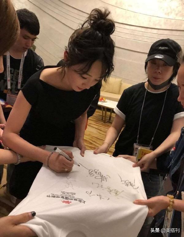 白百何成功复出，最新综艺路透留齐刘海扎高马尾，生图不像36岁人